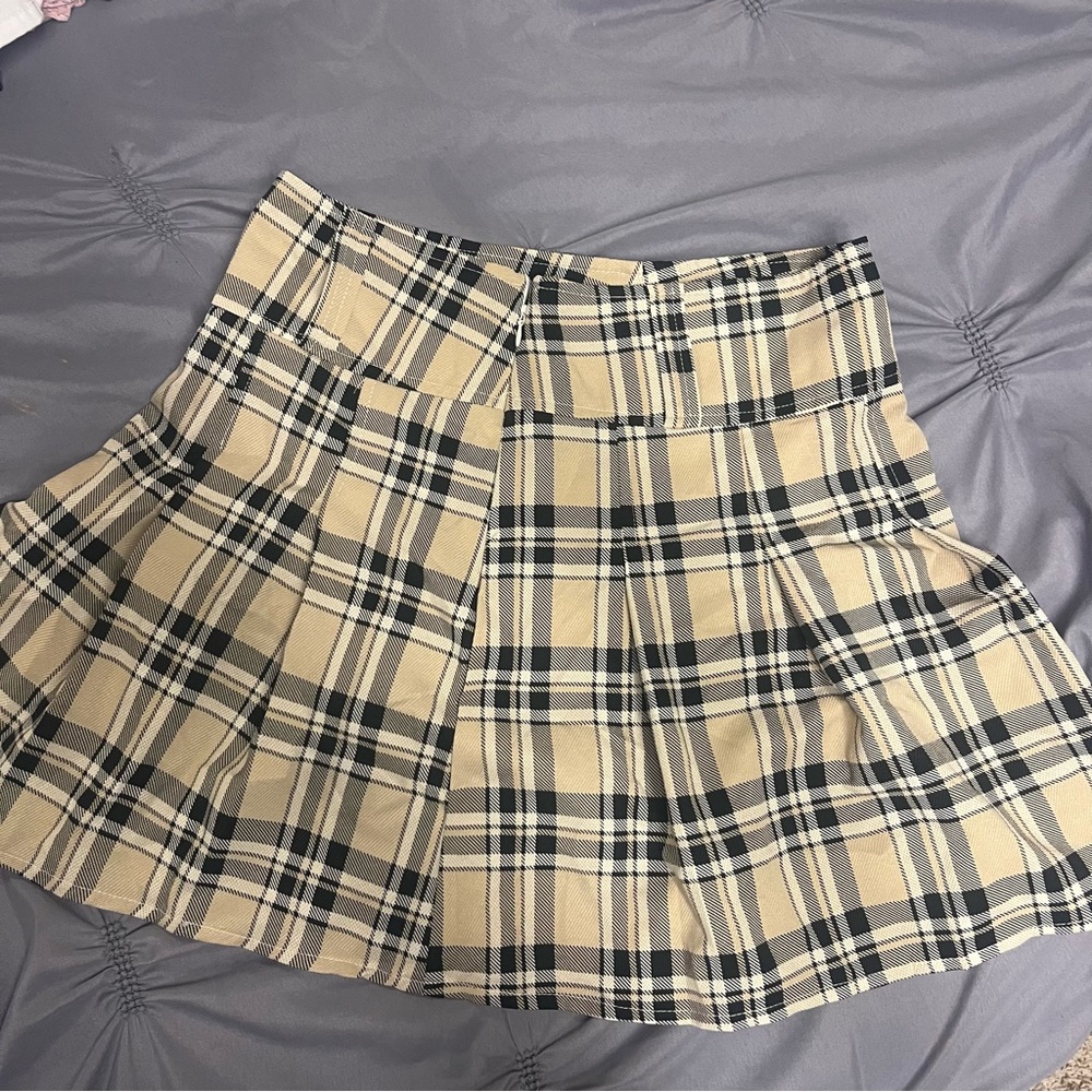 🤎5/$25 Beige plaid skirt